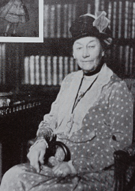 Kobieta w kapeluszu suknia w groszki