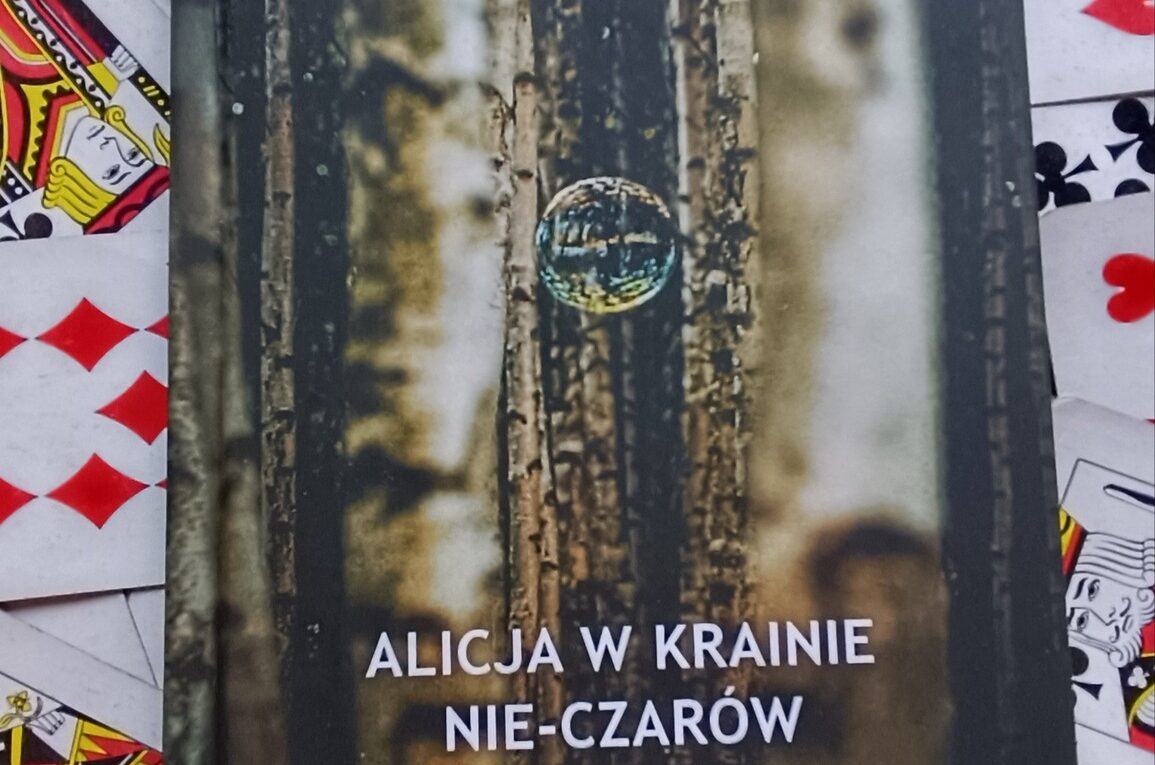 Alicja w Krainie Nie-Czarów - książka