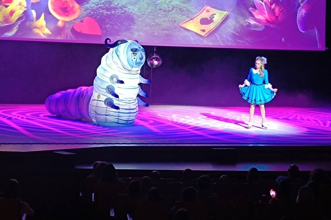 Alicja na scenie i Gąsienica